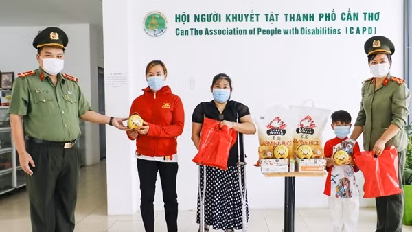 Công an TP Cần Thơ tặng quà Trung thu cho trẻ em khó khăn