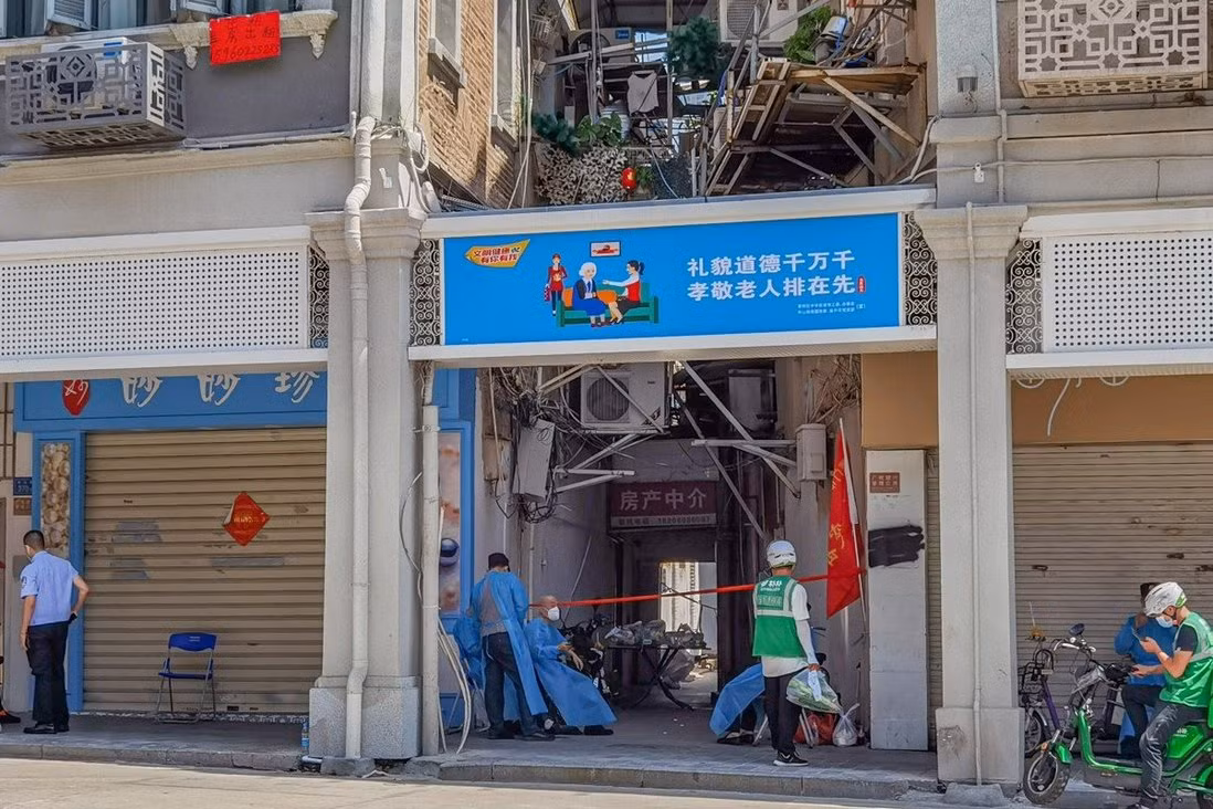Số ca nhiễm mới tăng cao, Trung Quốc yêu cầu người dân không ra khỏi nhà -0