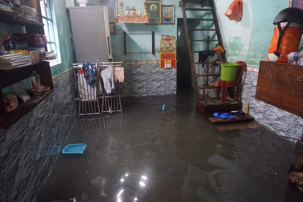 Nhiều nhà dân ở Đà Nẵng bị ngập sâu do mưa lớn -0