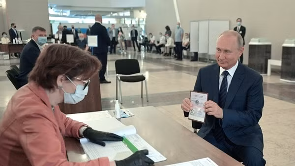 Tổng thống Putin nói ông xét nghiệm COVID-19 mỗi ngày ảnh 3