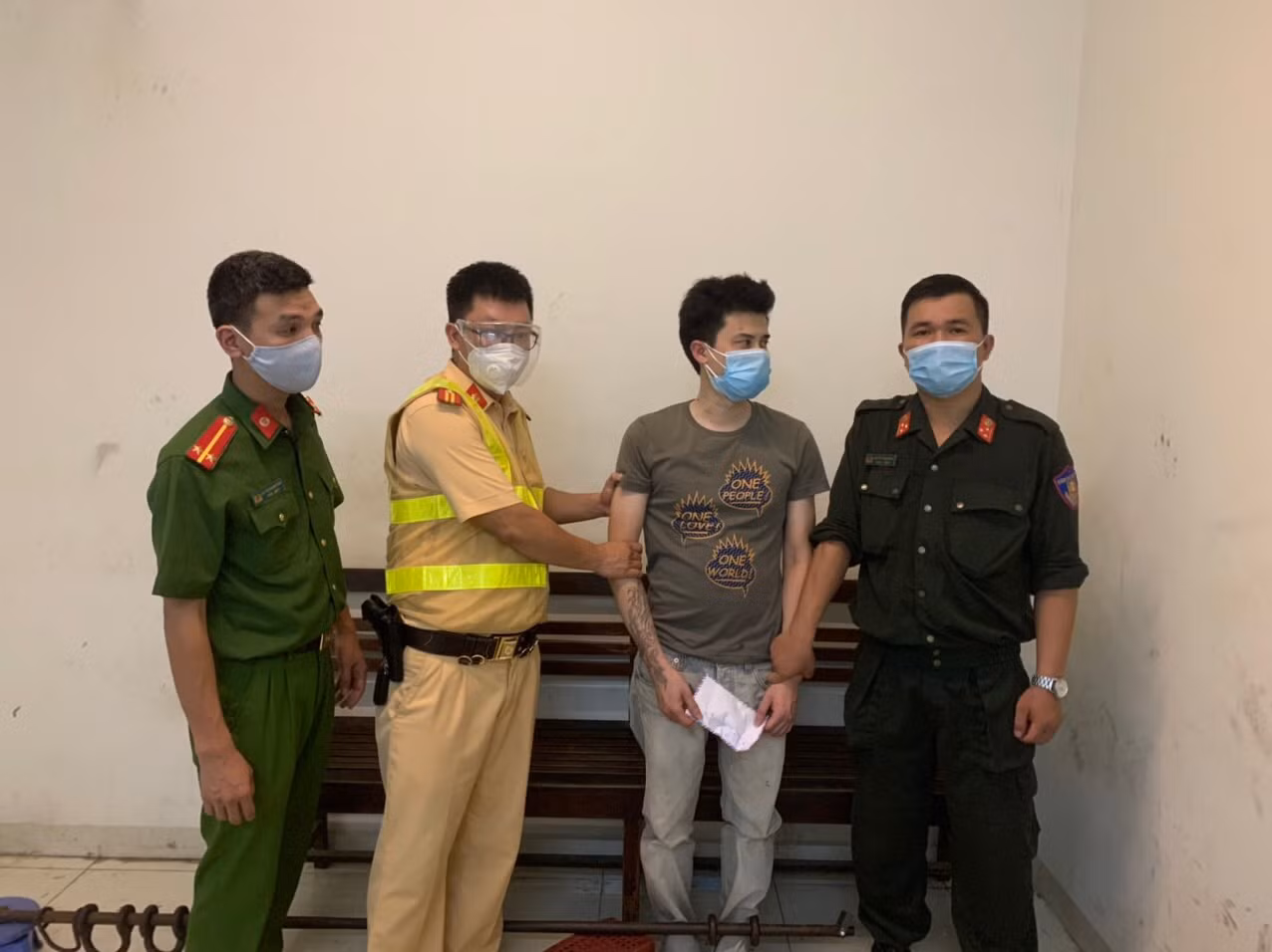 Cảnh sát giao thông lại phát hiện đối tượng cố tình thông chốt ban đêm để chở hàng lậu, mua ma tuý -0