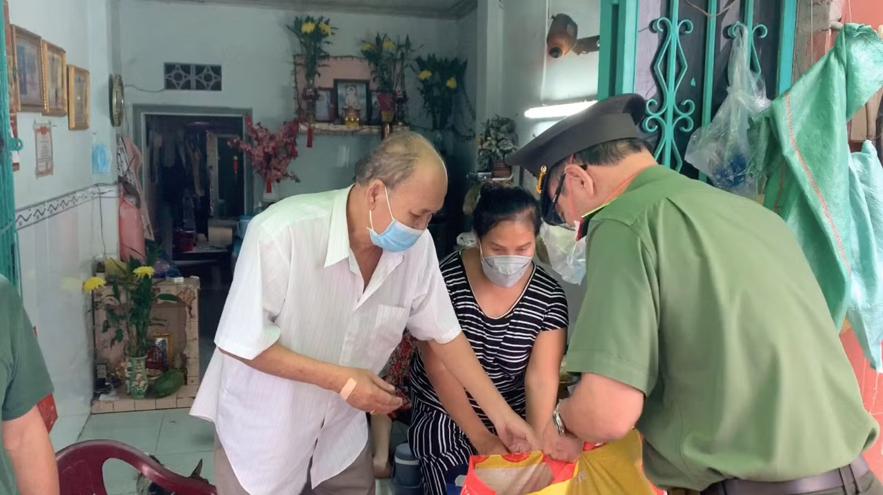Công an TP Hồ Chí Minh tiếp tục trao “Hạt gạo nghĩa tình” cho người dân khó khăn -1