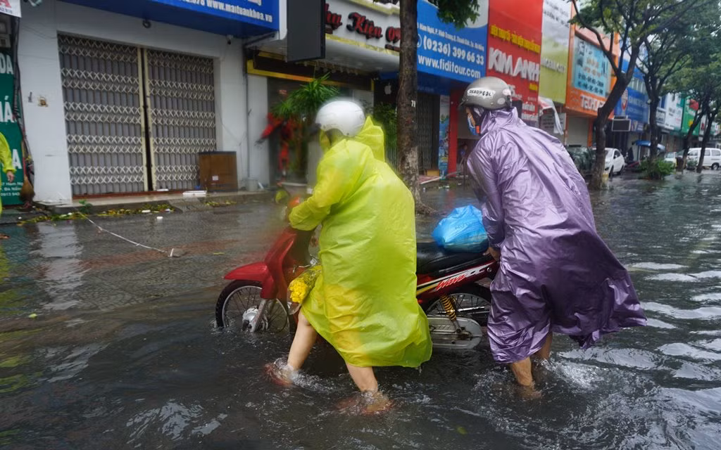 Đà Nẵng nhiều tuyến đường ngập sâu trong biển nước do bão số 5 gây mưa lớn -0