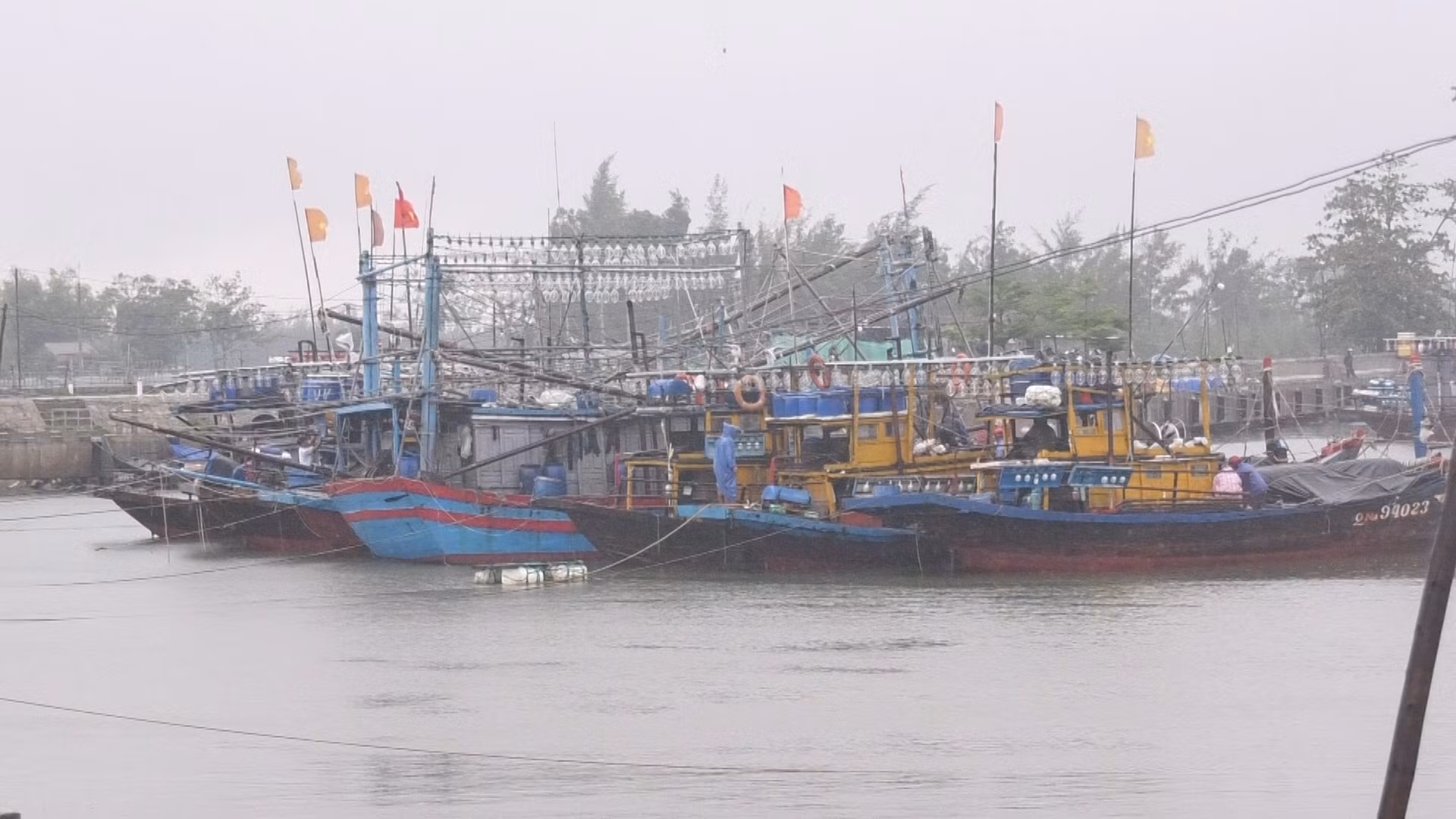 Huy động 15 máy bay, 160 xe đặc chủng sẵn sàng ứng phó bão số 5 -0