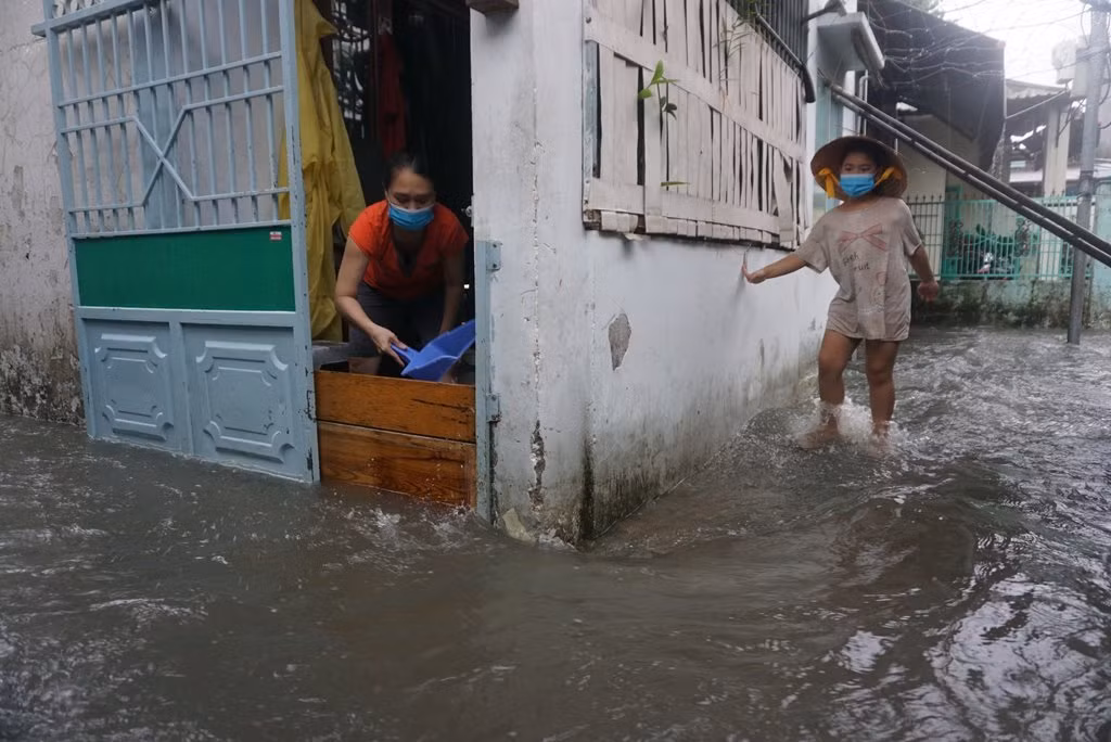 Nhiều nhà dân ở Đà Nẵng bị ngập sâu do mưa lớn -0