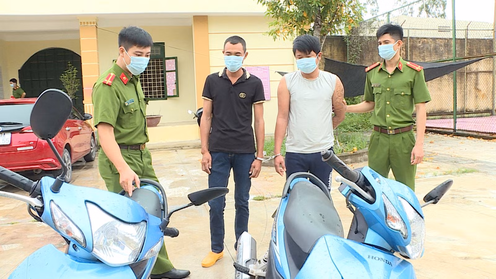 Khởi tố hai đối tượng cướp xe máy của người đi đường -0