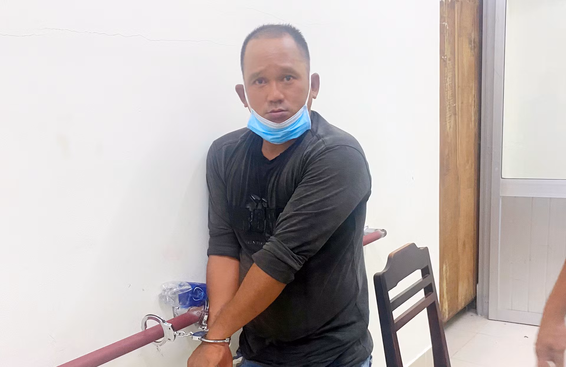 Thông chốt không thành, dùng dao tấn công lực lượng làm nhiệm vụ -0