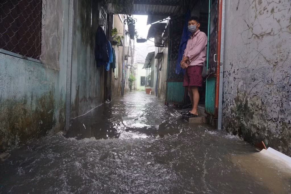 Nhiều nhà dân ở Đà Nẵng bị ngập sâu do mưa lớn -0