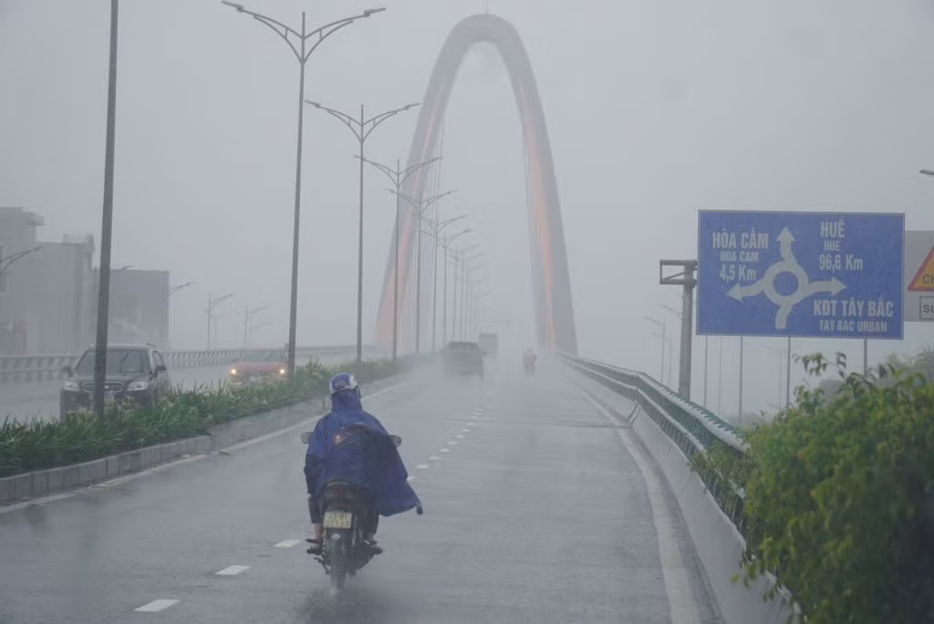Đà Nẵng nhiều tuyến đường ngập sâu trong biển nước do bão số 5 gây mưa lớn -1