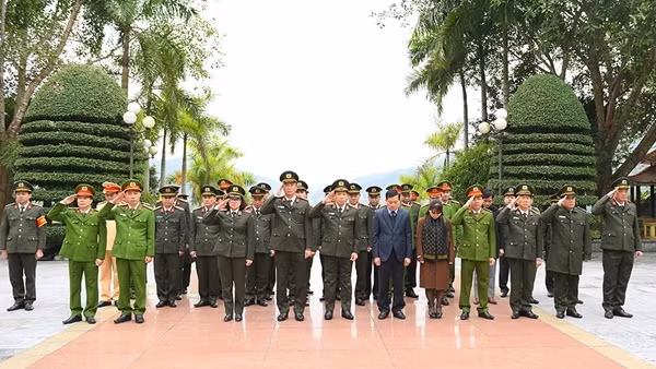 Đoàn đại biểu Đảng ủy Công an Trung ương, Bộ Công an dâng hương tại Khu di tích lịch sử CAND