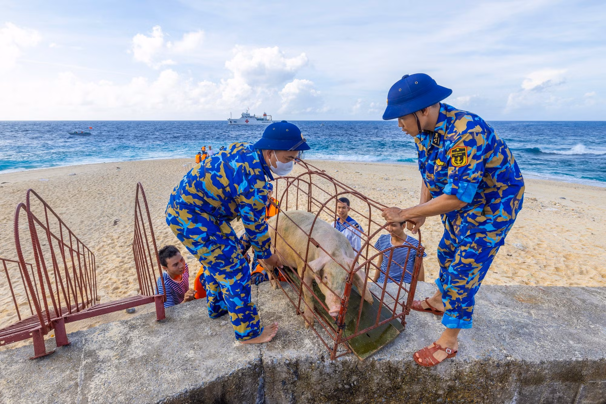 Bài 1: Hành trình mang nghĩa tình ra đảo -0