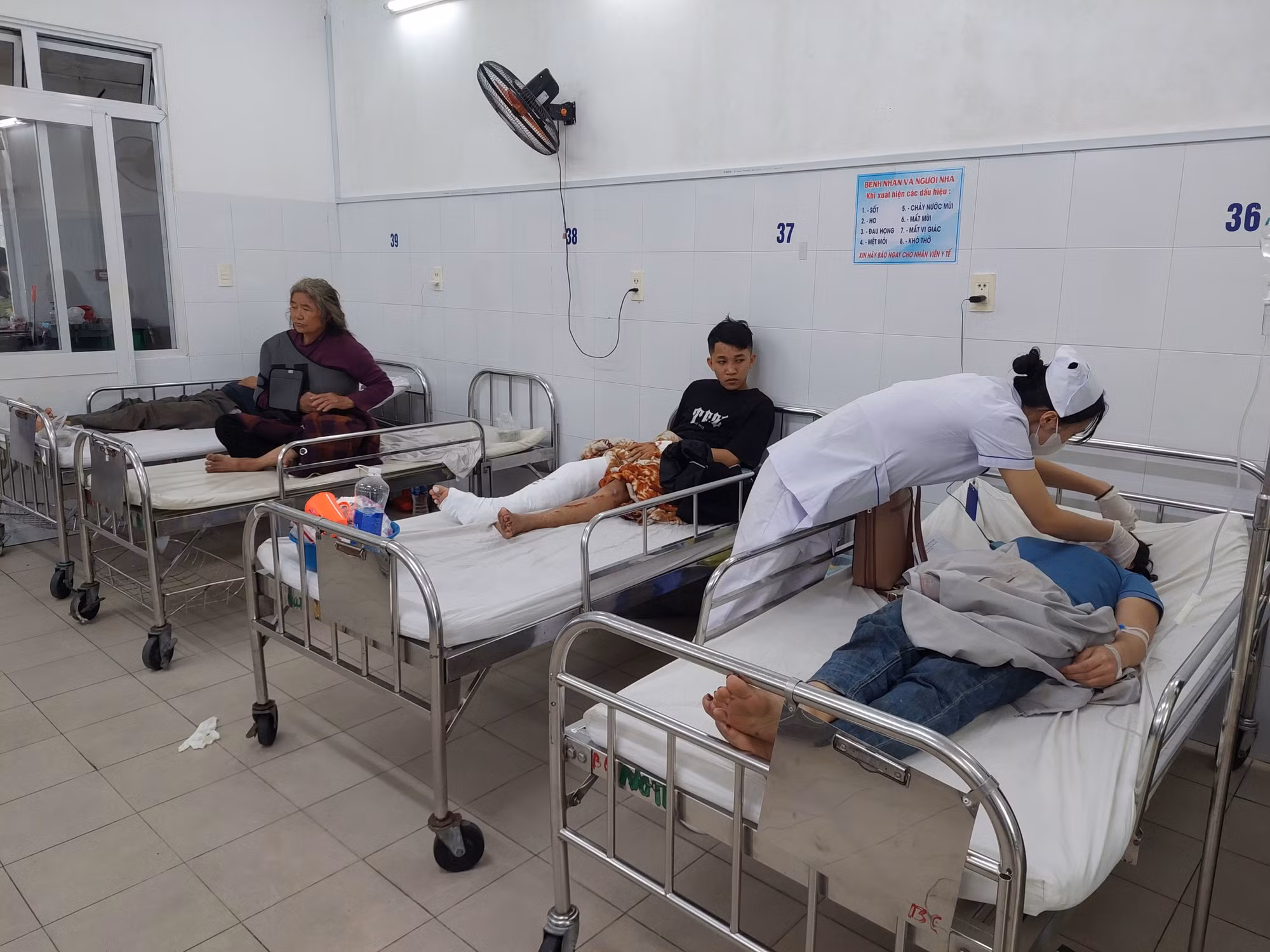 Chủ tịch TP Đà Nẵng thăm hỏi, hỗ trợ các nạn nhân bị thương trong vụ tai nạn tại đường Hồ Chí Minh, đoạn La Sơn - Túy Loan -1