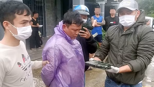 Khống chế đối tượng buôn ma tuý khi đang phóng xe máy “diễn xiếc”