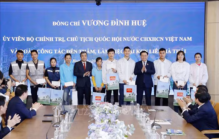 Chủ tịch Quốc hội thăm, tặng quà Tết gia đình chính sách, công nhân tại Thái Bình -0