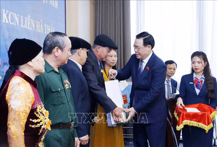 Chủ tịch Quốc hội thăm, tặng quà Tết gia đình chính sách, công nhân tại Thái Bình -0