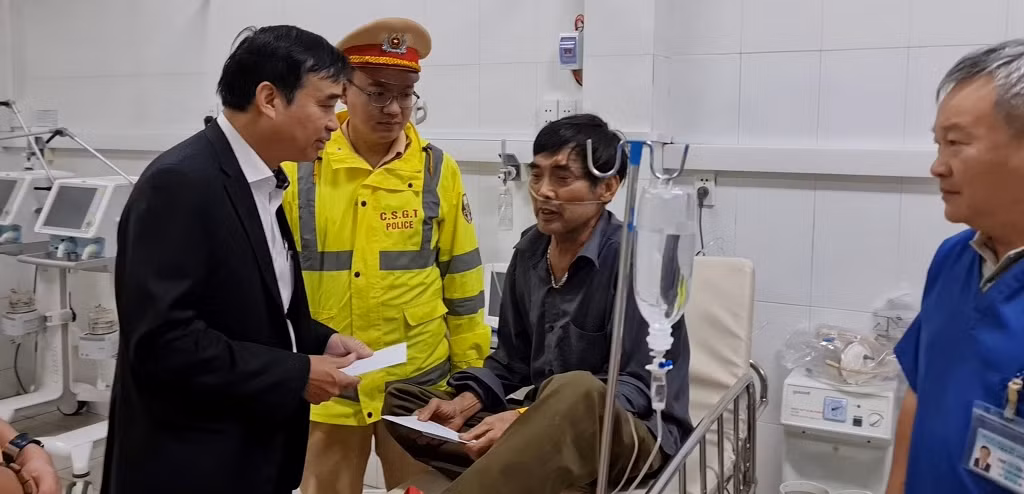 Chủ tịch TP Đà Nẵng thăm hỏi, hỗ trợ các nạn nhân bị thương trong vụ tai nạn tại đường Hồ Chí Minh, đoạn La Sơn - Túy Loan -0