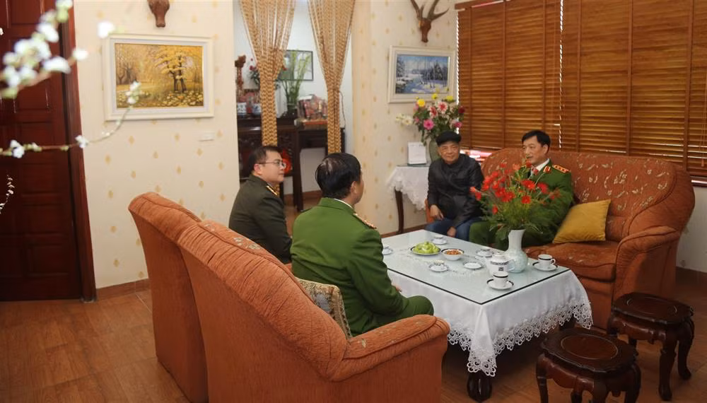 Thứ trưởng Nguyễn Duy Ngọc thăm hỏi, chúc Tết gia đình các đồng chí cố lãnh đạo Bộ Công an -0