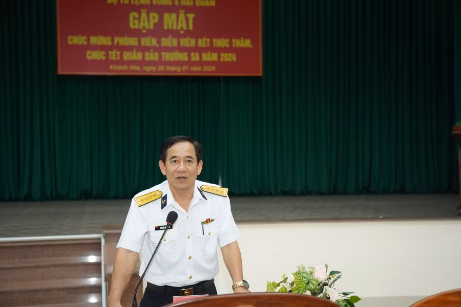 Trao huy hiệu, Kỷ niệm chương cho các nhà báo, diễn viên tác nghiệp tại Trường Sa đầu năm 2024 -0