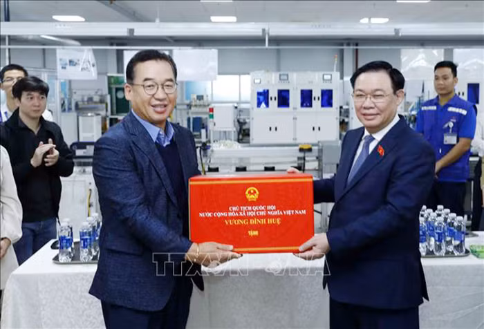 Chủ tịch Quốc hội thăm, tặng quà Tết gia đình chính sách, công nhân tại Thái Bình -0
