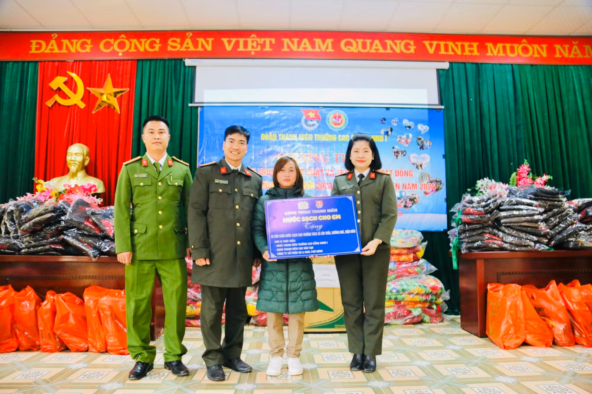 Trường Cao đẳng ANND I mang nước sạch về cho học sinh và Công an xã Sín Thầu, Mường Nhé -0