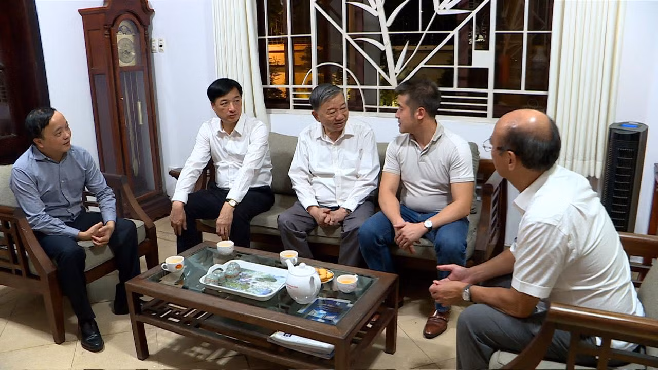 Bộ trưởng Tô Lâm thăm gia đình các đồng chí nguyên lãnh đạo Đảng, Nhà nước và Bộ Công an -0