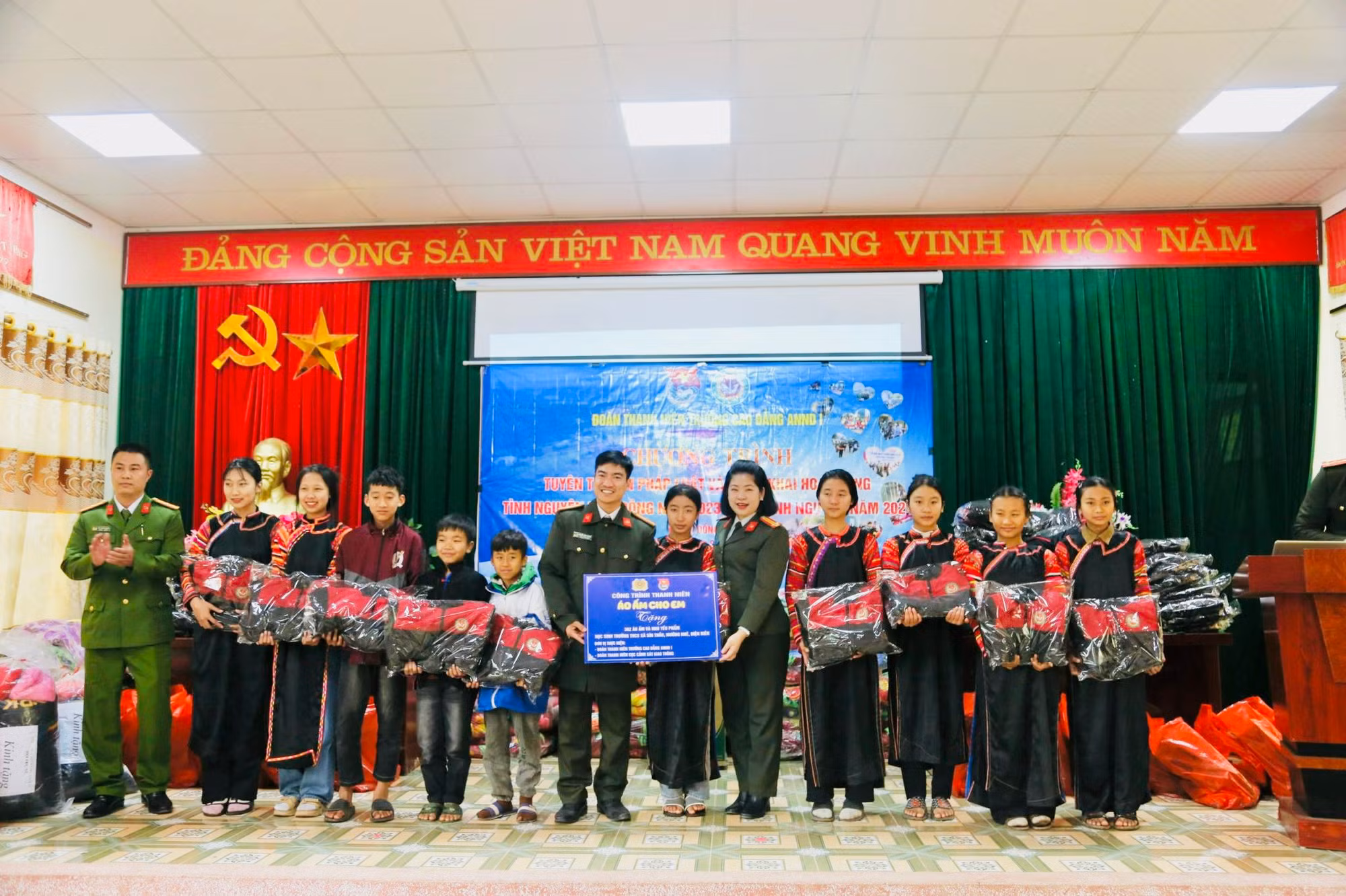 Trường Cao đẳng ANND I mang nước sạch về cho học sinh và Công an xã Sín Thầu, Mường Nhé -0