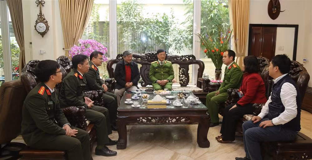 Thứ trưởng Nguyễn Duy Ngọc thăm hỏi, chúc Tết gia đình các đồng chí cố lãnh đạo Bộ Công an -1