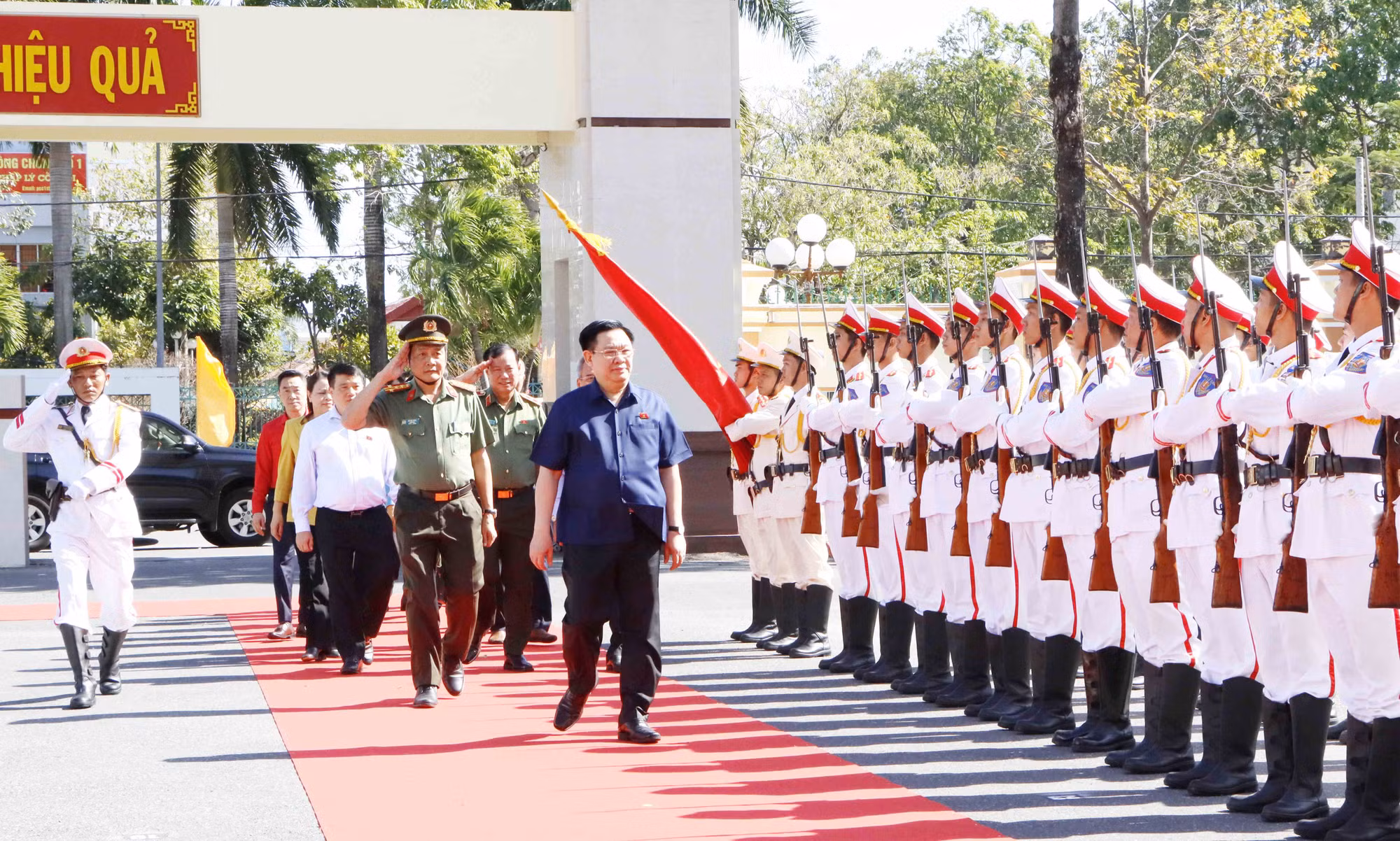 Chủ tịch Quốc hội Vương Đình Huệ động viên, chúc Tết lực lượng vũ trang tỉnh Bạc Liêu -0