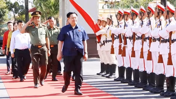 Chủ tịch Quốc hội Vương Đình Huệ động viên, chúc Tết lực lượng vũ trang tỉnh Bạc Liêu