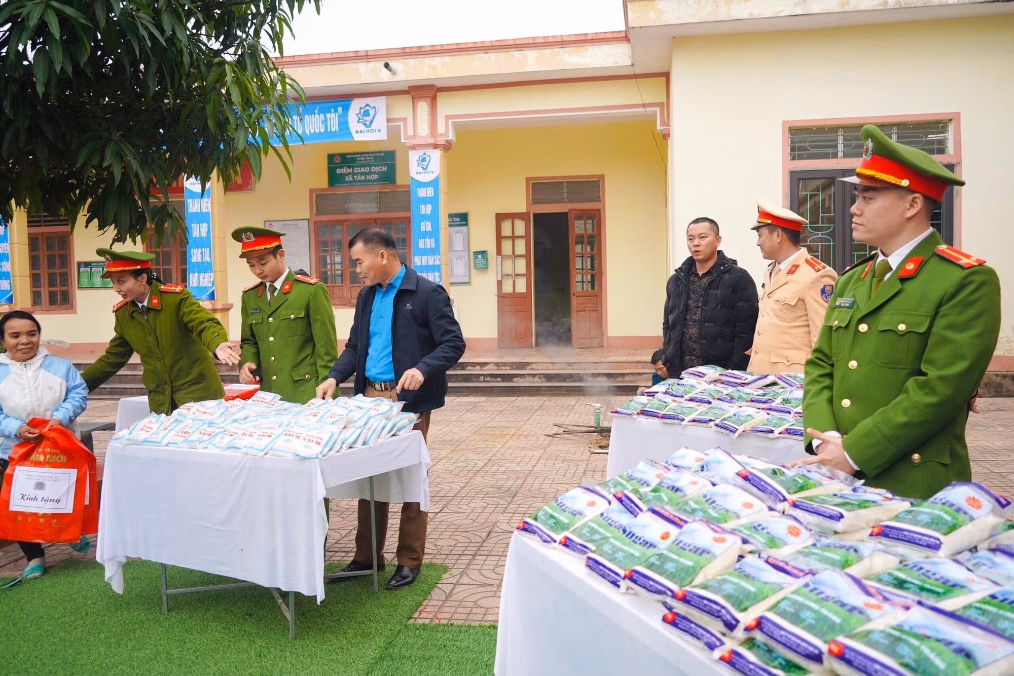Phiên chợ không đồng, ấm lòng đồng bào dịp Tết -0