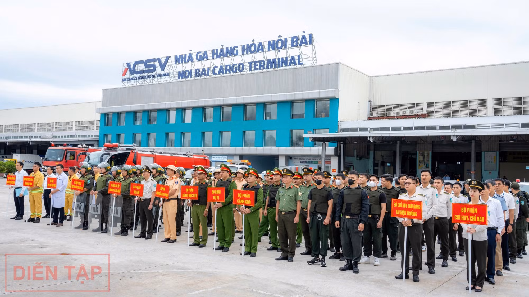 Diễn tập khẩn nguy an ninh đối phó với hành vi can thiệp bất hợp pháp tại Cảng Hàng không Quốc tế Nội Bài -0