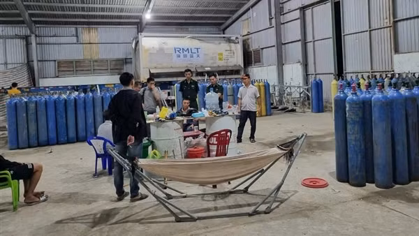 Bắt xe tải vận chuyển khí cười, lộ ra kho sang chiết số lượng khủng