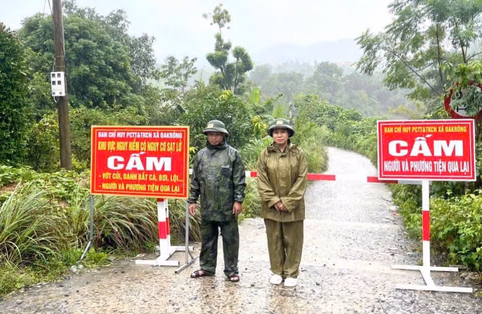 Người dân Cát – Trỉa vượt lũ nguy hiểm -1