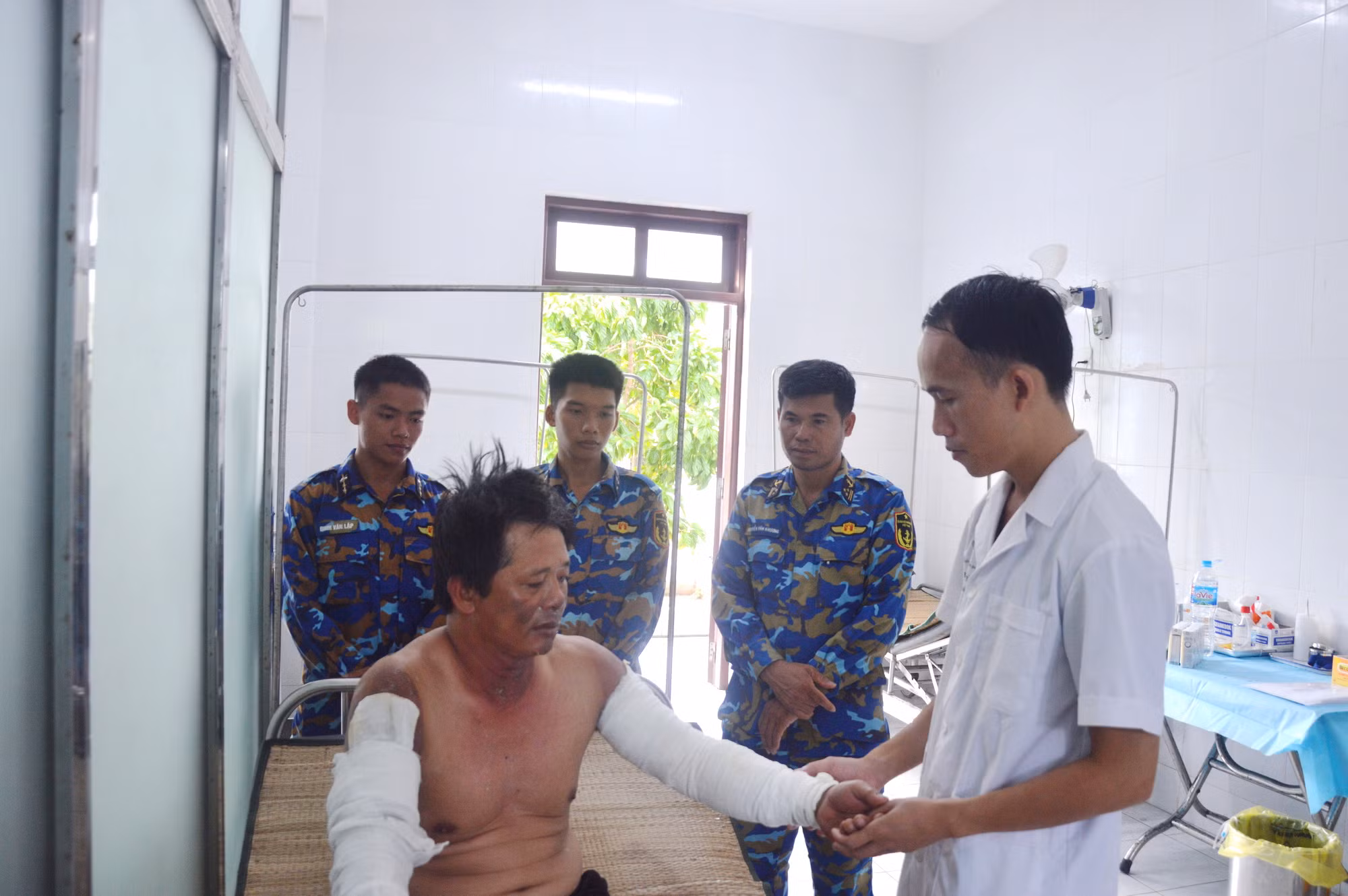  Một thuyền trưởng tàu cá bị bỏng nặng do tai nạn lửa từ bình gas -0