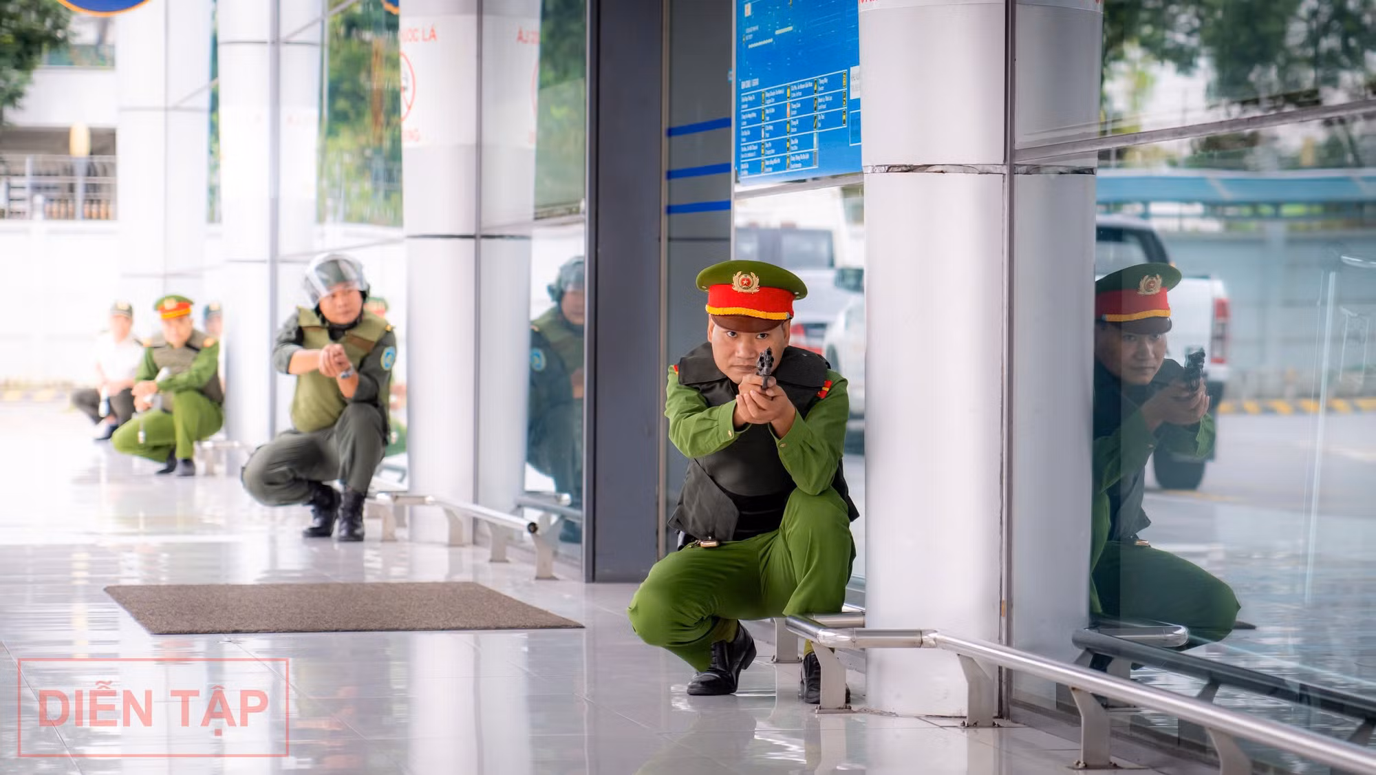 Diễn tập khẩn nguy an ninh đối phó với hành vi can thiệp bất hợp pháp tại Cảng Hàng không Quốc tế Nội Bài -0