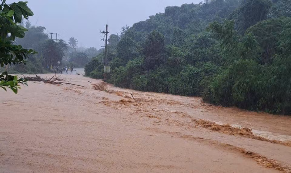 Người dân Cát – Trỉa vượt lũ nguy hiểm -0