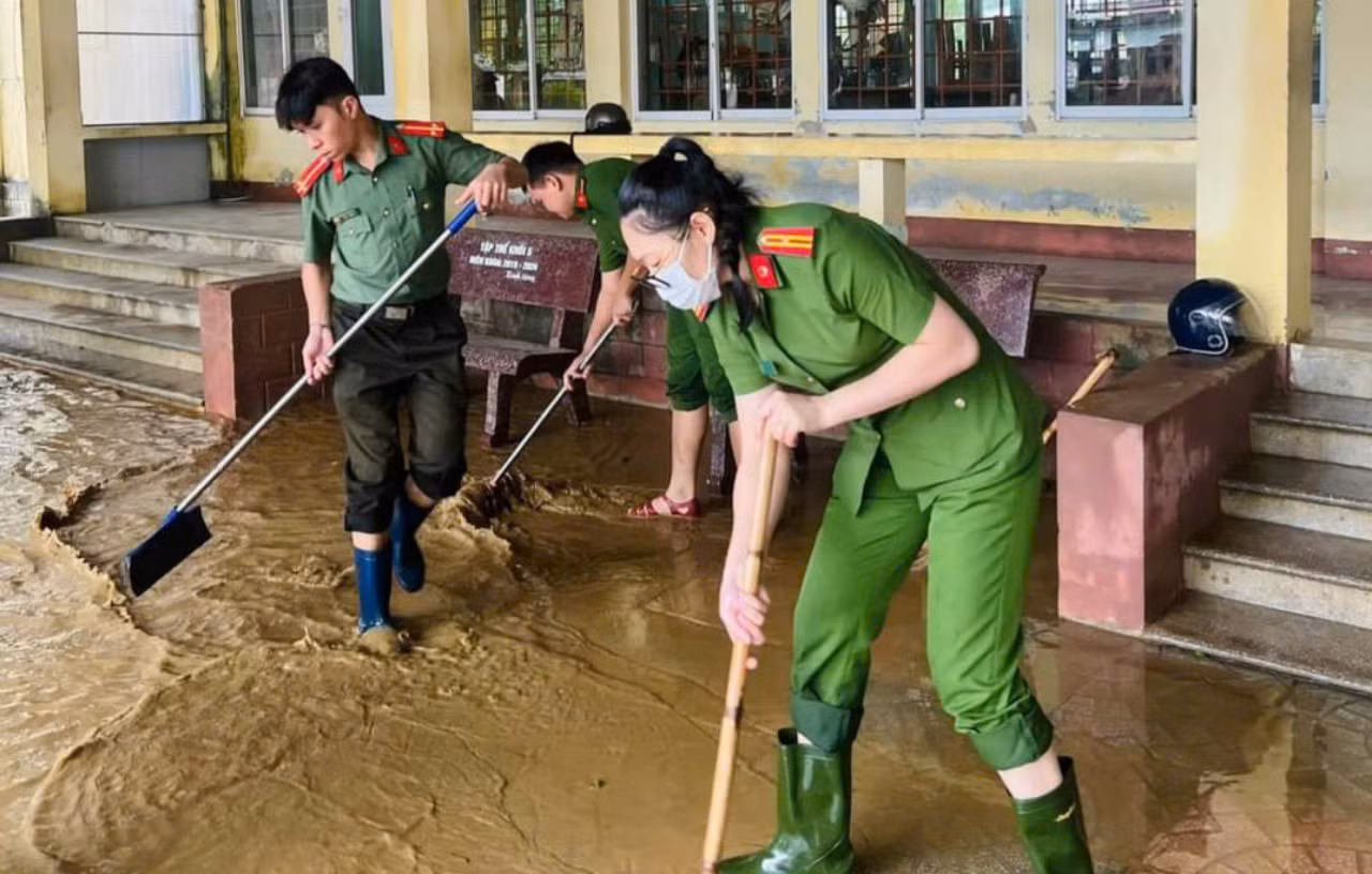 Chung tay dọn dẹp trường lớp, giúp học sinh sớm trở lại trường -1