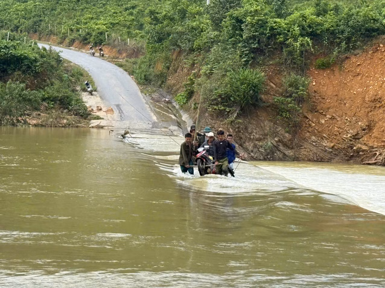 Người dân Cát – Trỉa vượt lũ nguy hiểm -1
