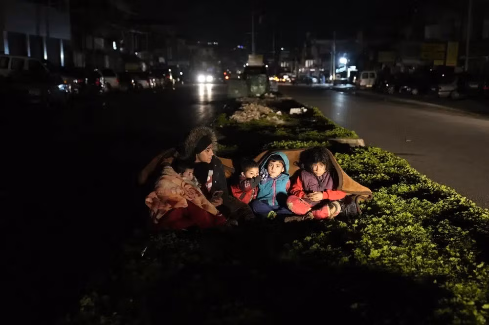 Hình ảnh kinh hoàng vụ động đất làm hơn 500 người Thổ Nhĩ Kỳ, Syria thiệt mạng -0