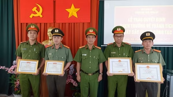 Khen thưởng các cá nhân có thành tích xuất sắc trong điều tra phá án