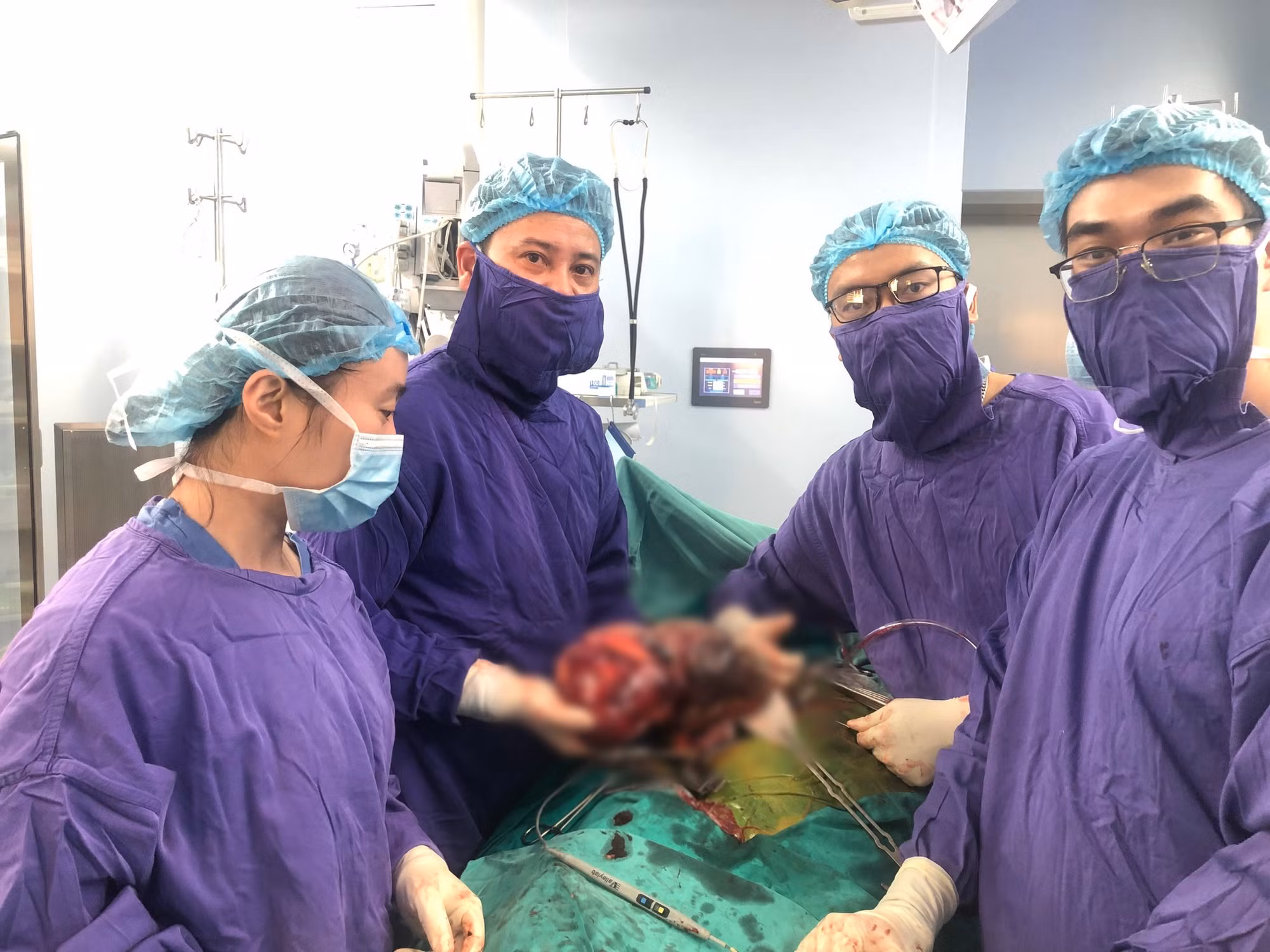 Mổ cắt khối u thận đa nang khổng lồ -0