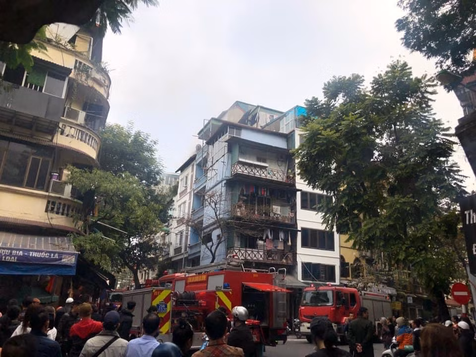Nhanh chóng khống chế, dập tắt đám cháy tại phố cổ -0