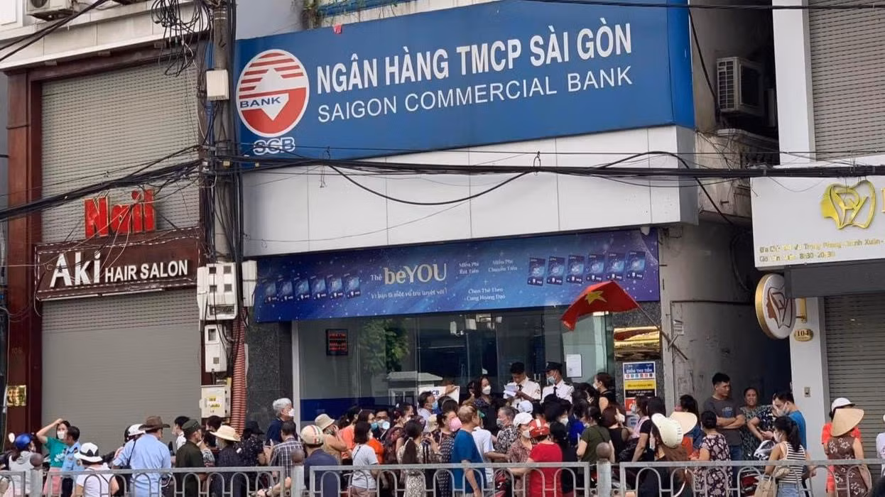Vụ gửi tiền tiết tiệm ở SCB thành hợp đồng mua bảo hiểm: Người dân có đòi được tiền? -0