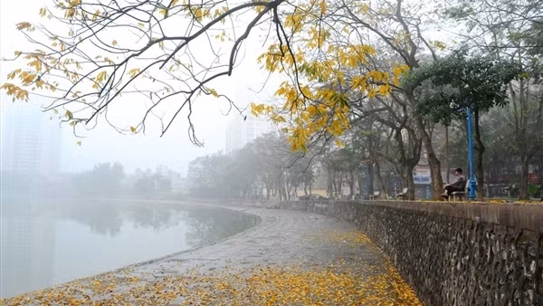 Hà Nội mờ mịt sương mù, nồm ẩm; Nam Bộ oi nóng gần 35 độ C