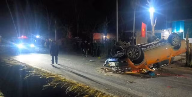Điện Biên: Ô tô bán tải lật đè vào 2 xe máy khiến 3 người tử vong -0