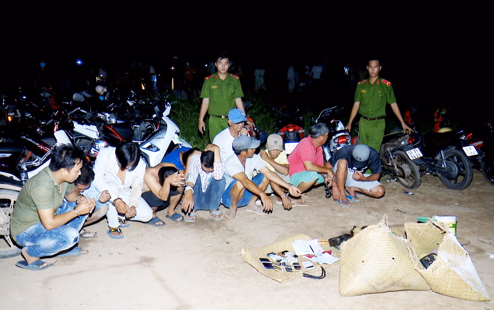 Ngăn chặn nạn “đỏ đen” ở vùng quê -0