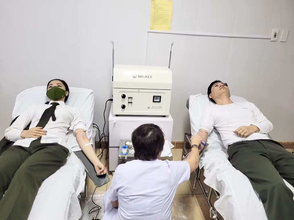 Hai cán bộ Công an Hà Tĩnh hiến nhóm máu hiếm cứu người -0