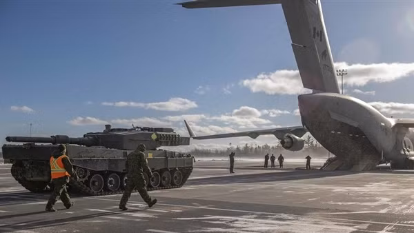 Siêu tăng Leopard 2 đầu tiên lên máy bay sang Ukraine