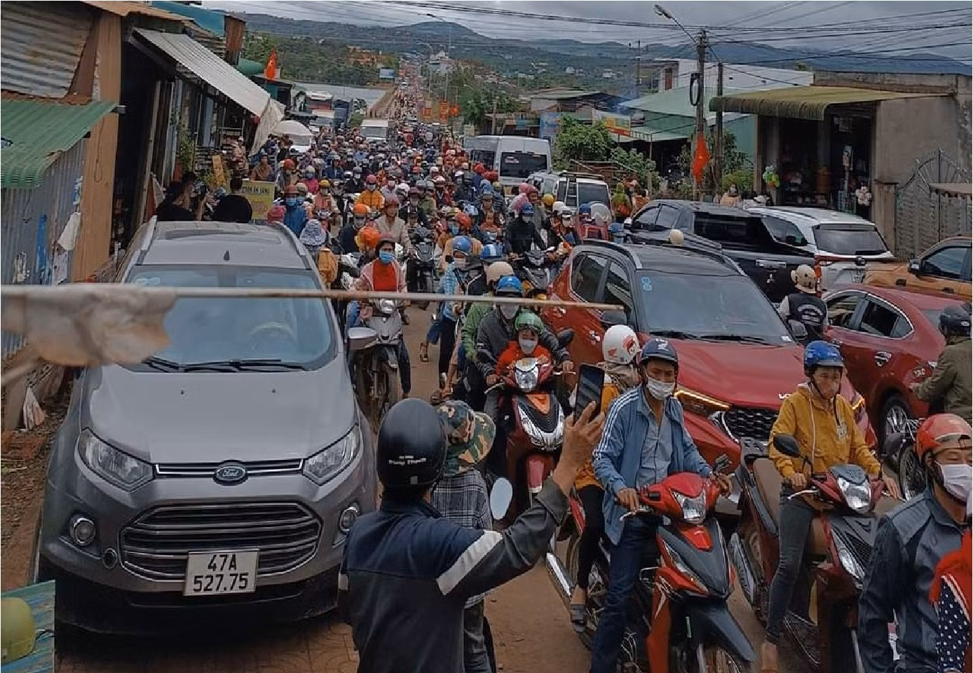 Rộn ràng Chợ tình trên Tây Nguyên -0