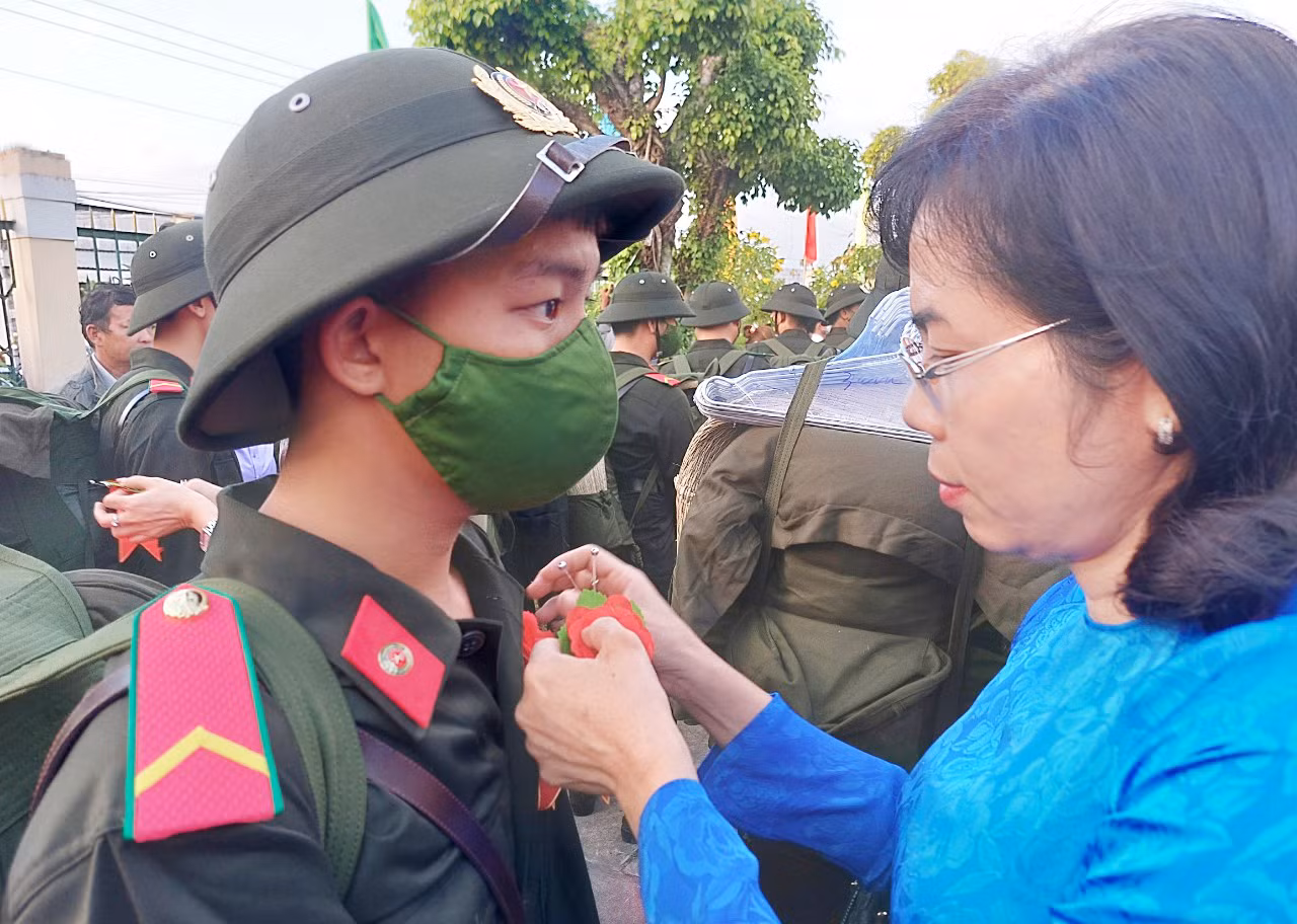  Thanh niên các tỉnh miền Tây Nam Bộ hăng hái lên đường nhập ngũ -0